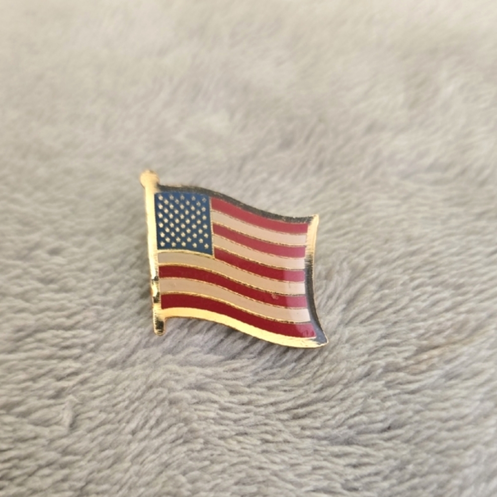 #675 American Flag Lapel Pin